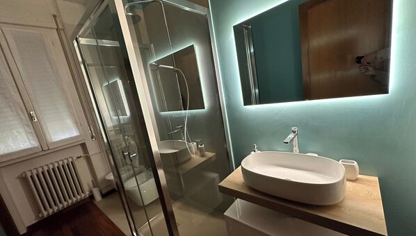 Triple Room, Garden View | Bathroom | Hair dryer, towels, soap, shampoo - Room & Breakfast D'Annunzio (Ravenna)