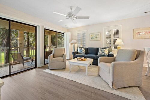 2nd-floor 2BR condo with pool at Pawleys Plantation Golf Resort