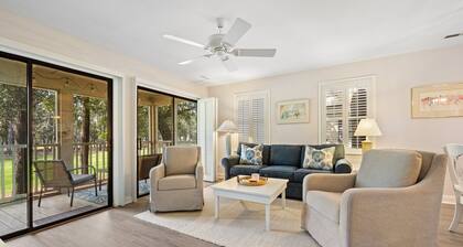 2nd-floor 2BR condo with pool at Pawleys Plantation Golf Resort