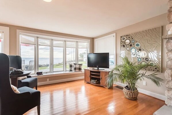 TV, fireplace - Waterfront | 4 guests | 1 bedroom | 2 beds | 2 full baths (Hilton)