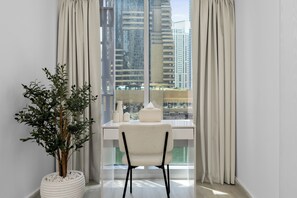 Deluxe Apartment, Non Smoking, Marina View - Maison Privee - Sleek Stay in Dubai Marina’s Famous Twisting Tower  (Dubai)