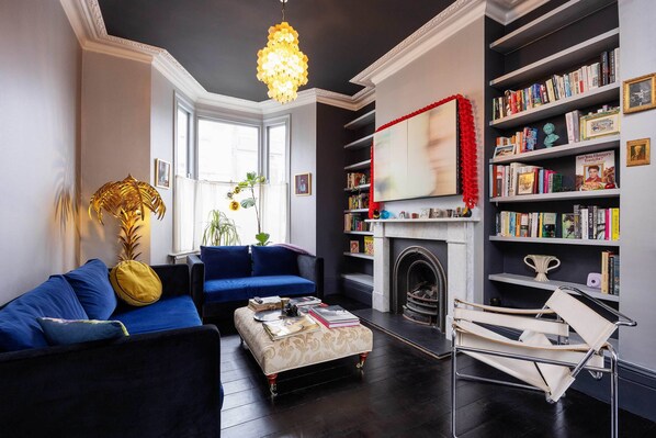 TV - Hackney Charms, by Veeve (London)