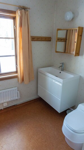 Een douche,  milieuvriendelijk toiletgerief, een haardroger, handdoeken