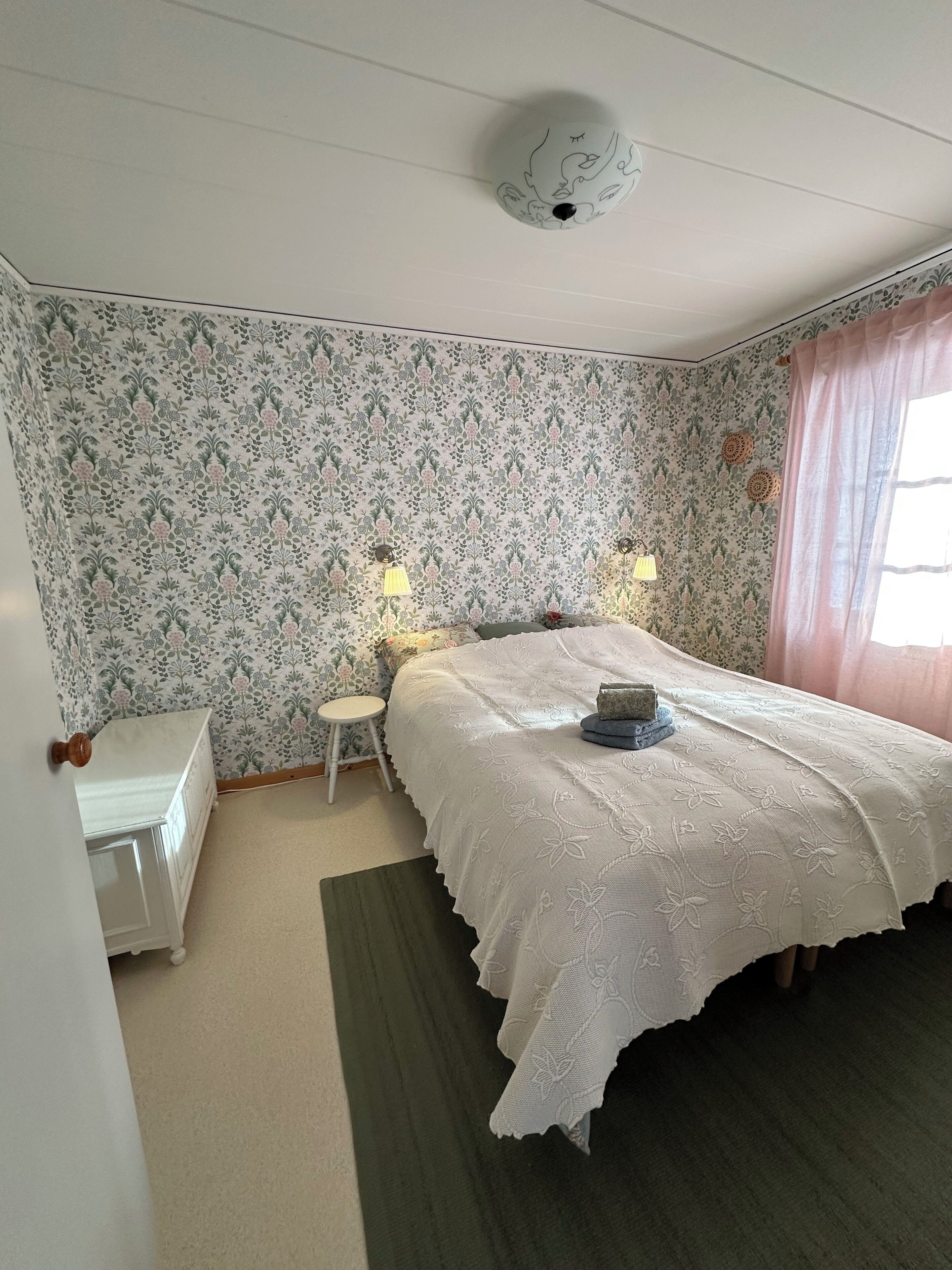 2 chambres, coffres-forts dans les chambres, draps fournis