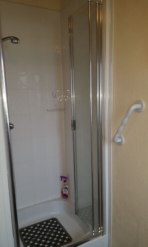 Cabane | Salle de bain | Ensemble douche/baignoire, baignoire relaxante profonde, sĂšche-cheveux