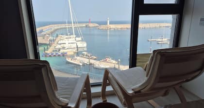 Private Beautiful Ocean Harbor next to Dodu beach in Jeju with AC, WiFi