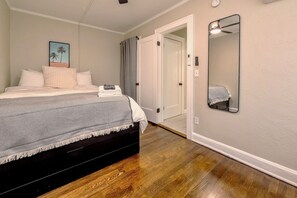 Tabla de planchar con plancha, wifi gratis, ropa de cama