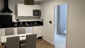 Geladeira, micro-ondas, fogão, cafeteira/chaleira