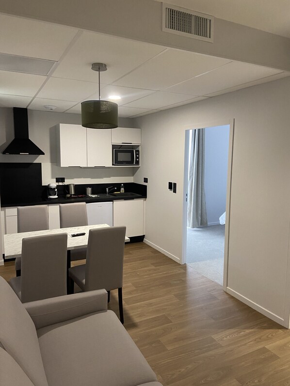 Fridge, microwave, oven, coffee/tea maker - Appart'hôtel Saint-Denis, Appartement 1 (Châteauroux)