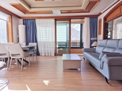 Spacious Tranquil Mountain Sunset View in Yongin-si, AC, Movie-projector, WiFi