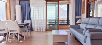 Spacious Tranquil Mountain Sunset View in Yongin-si, AC, Movie-projector, WiFi