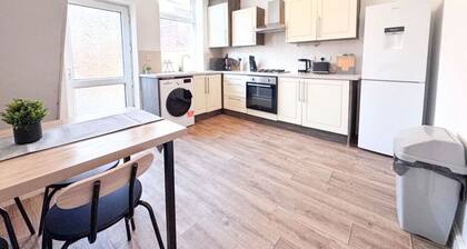 Entire Home | WiFi | Free Parking | Great Location