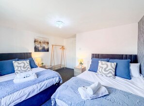 3 Schlafzimmer, Schreibtisch, Bügeleisen/Bügelbrett, WLAN