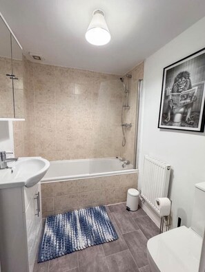 Een haardroger, shampoo