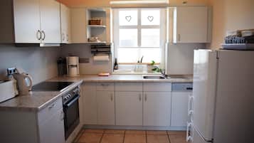 Réfrigérateur, un four, surface de cuisson, lave-vaisselle