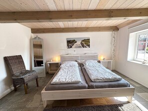 3 bedrooms, free WiFi - "Experience Rustic Charm and Comfort at Jeppe Hus Ferienhaus" (Humptrup)