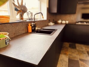 Kjøleskap, mikrobølgeovn, ovn og kokeplater