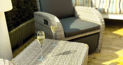 2-Bed Coastal Haven with Private Hot Tub