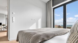 2 bedrooms, travel crib, free WiFi