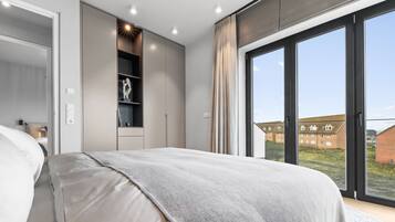 2 bedrooms, travel crib, free WiFi