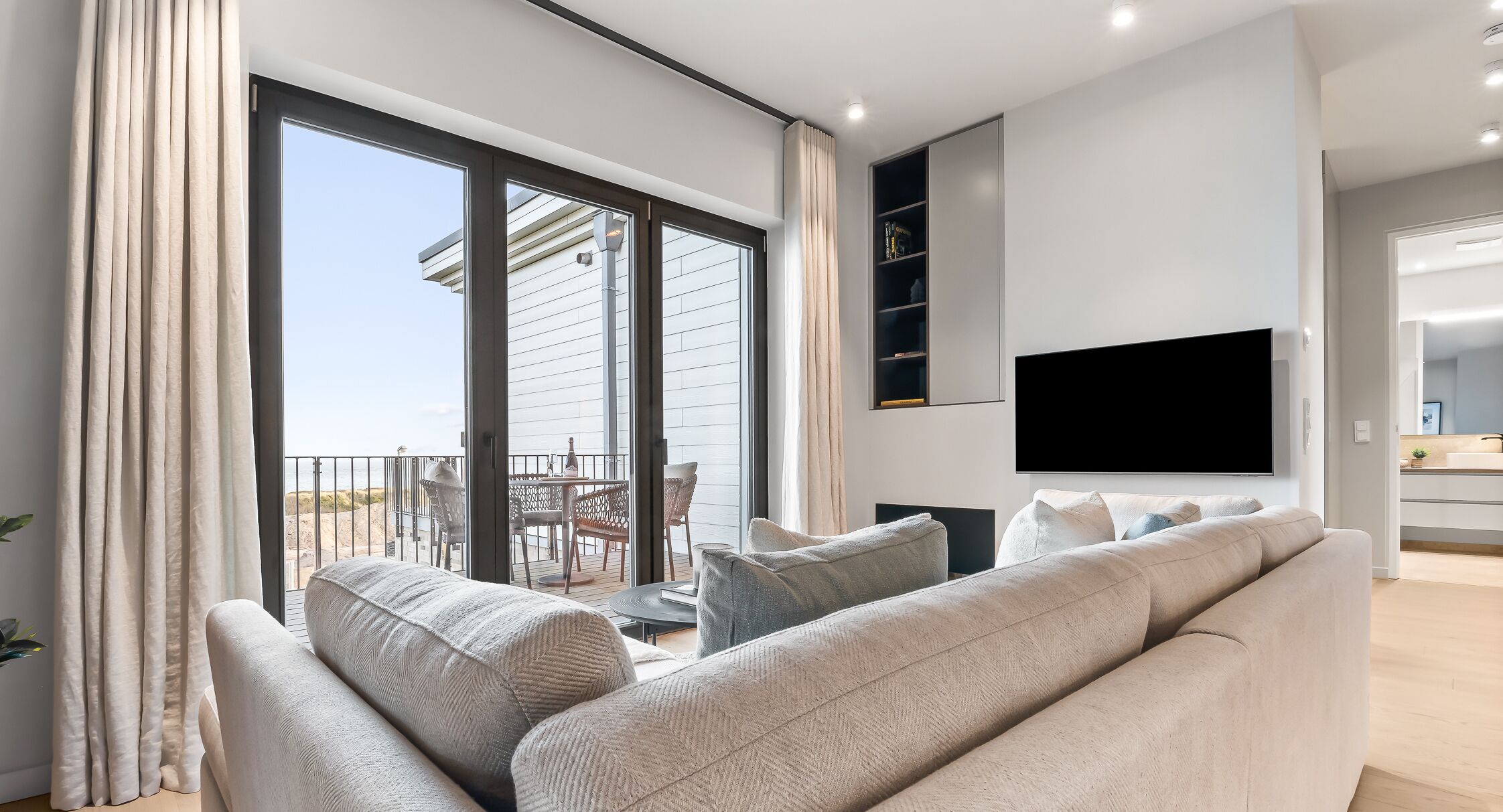 Een televisie en een stereo