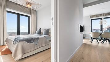 2 bedrooms, travel crib, free WiFi