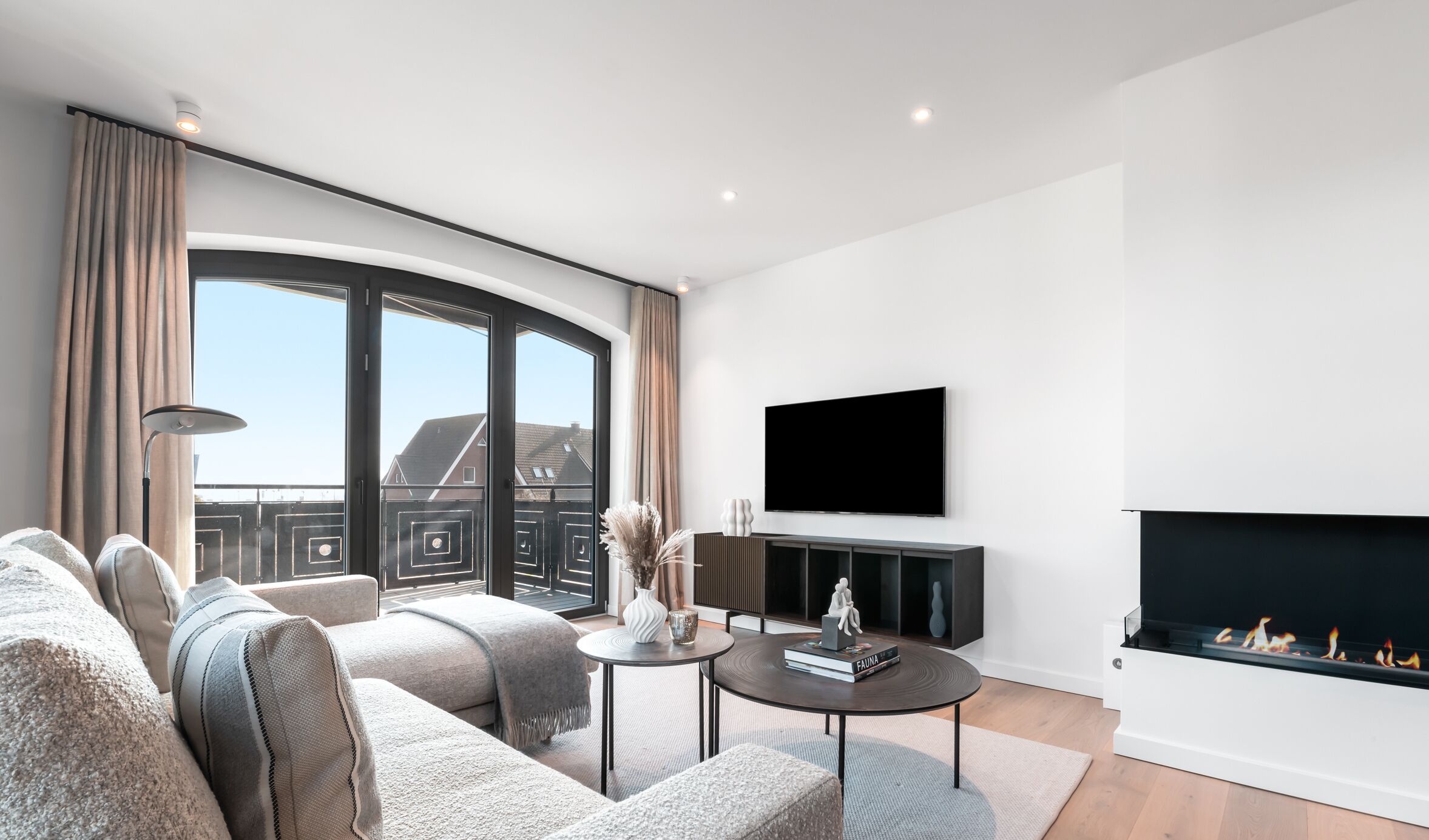 Een televisie, een open haard, boeken en een stereo