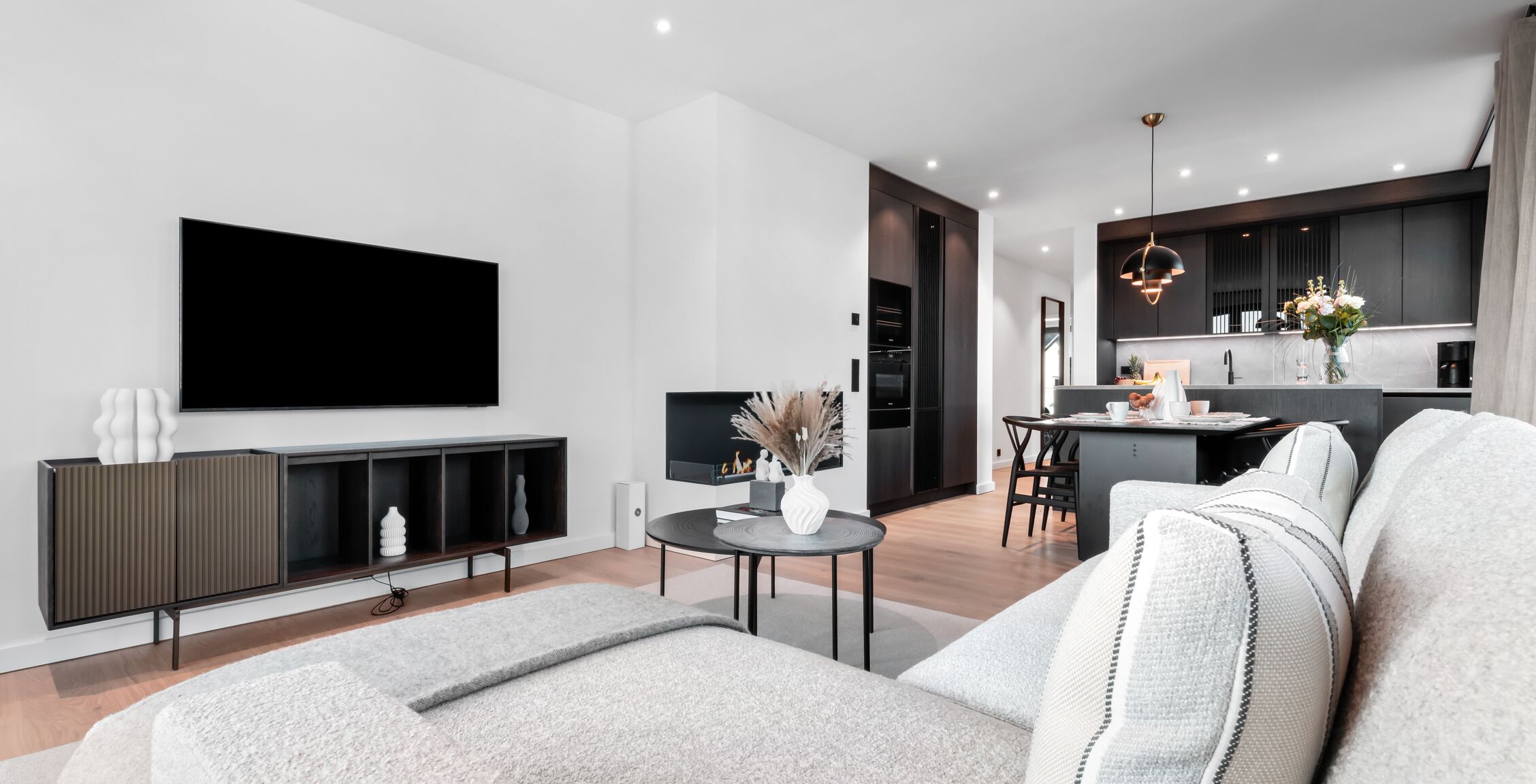 Tv, pejs, bøger, stereoanlæg