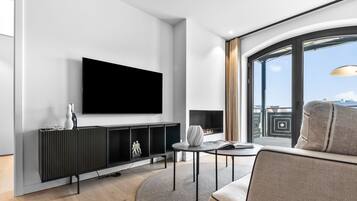 Televisión, chimenea y estéreo