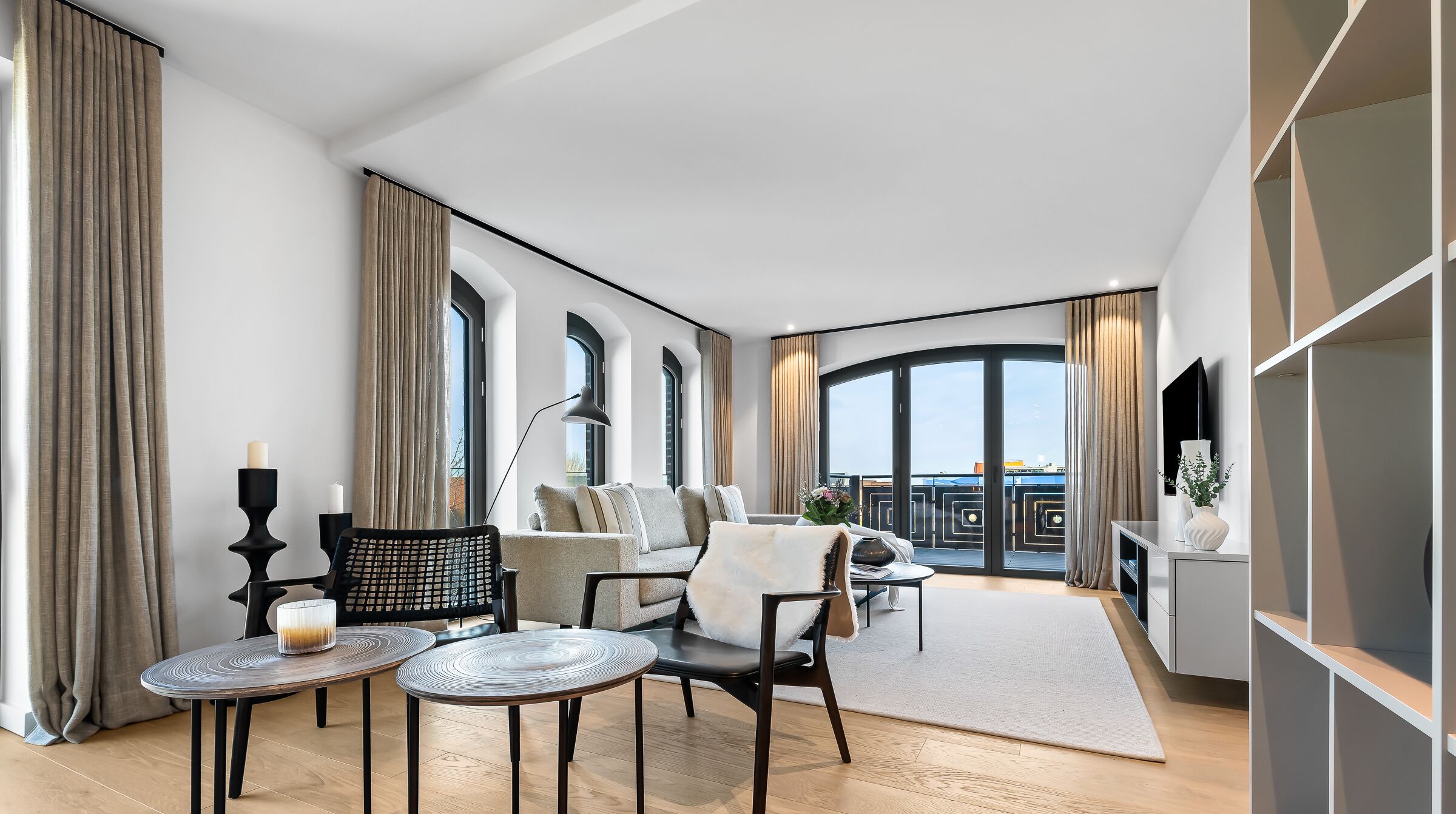 Een televisie, een open haard en een stereo