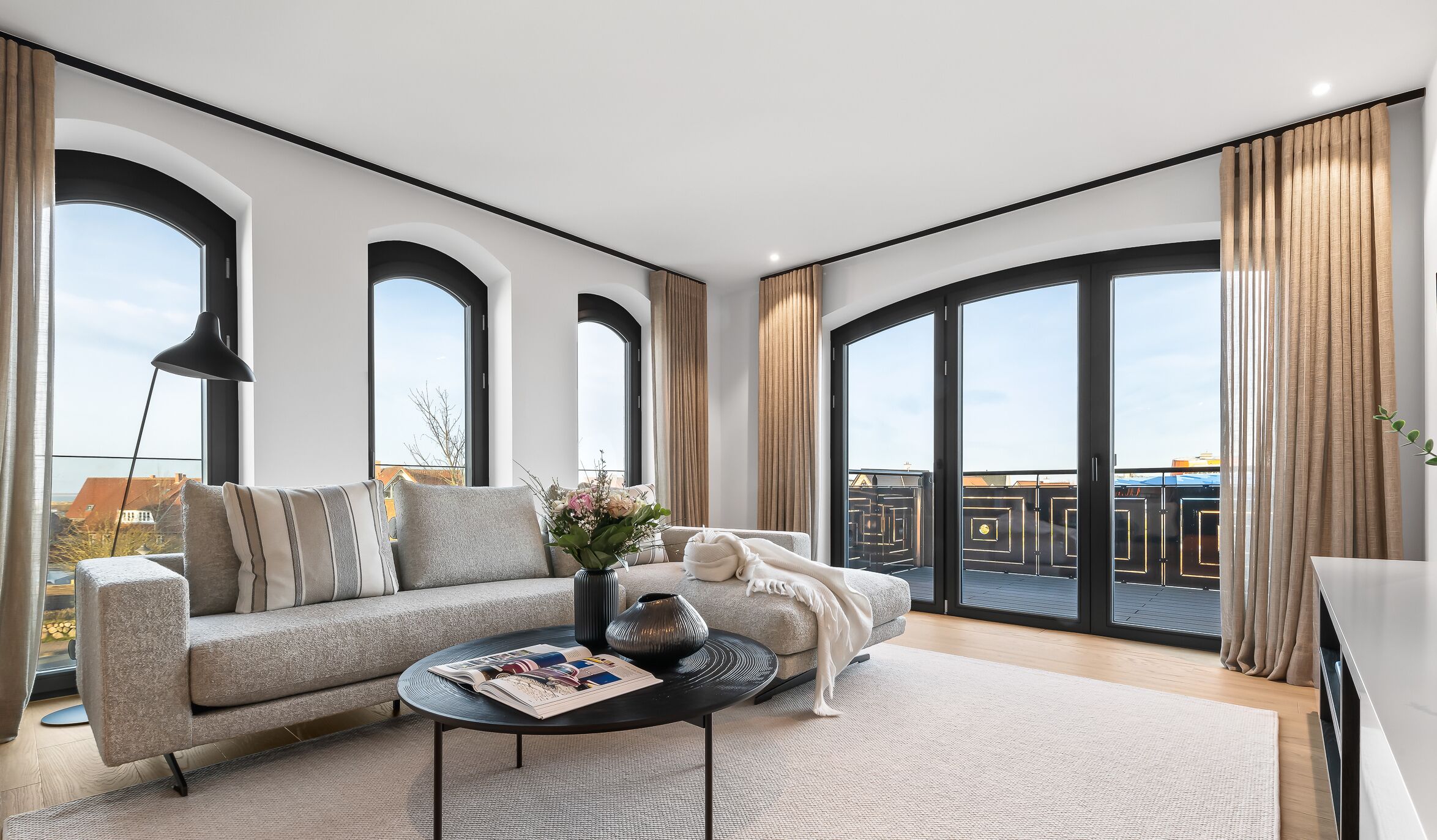 Een televisie, een open haard en een stereo