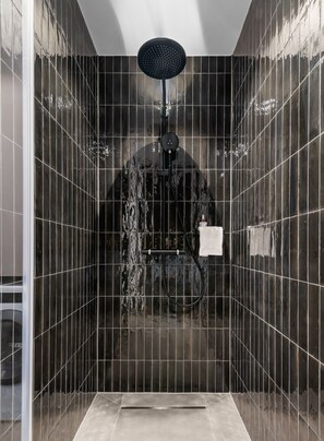 Douche, sèche-cheveux, serviettes fournies