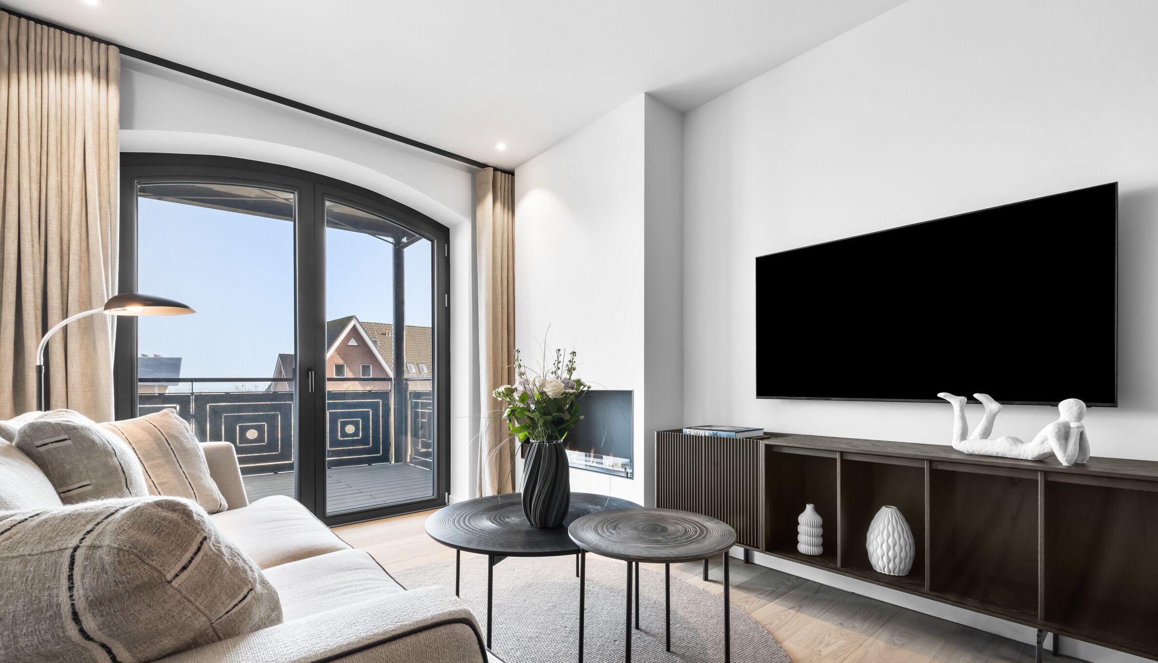 テレビ、暖炉、ステレオ