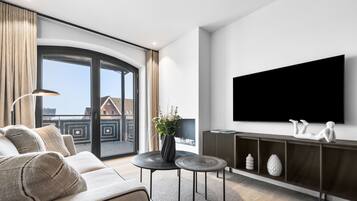 Een televisie, een open haard en een stereo