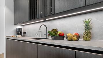 Een koelkast, een oven, een kookplaat, een vaatwasser