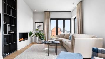 Fernseher, Kamin, Stereoanlage