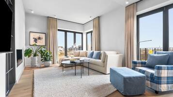 Fernseher, Kamin, Stereoanlage