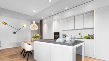 Fridge, oven, stovetop, dishwasher