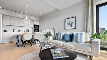 Een televisie, een open haard en een stereo