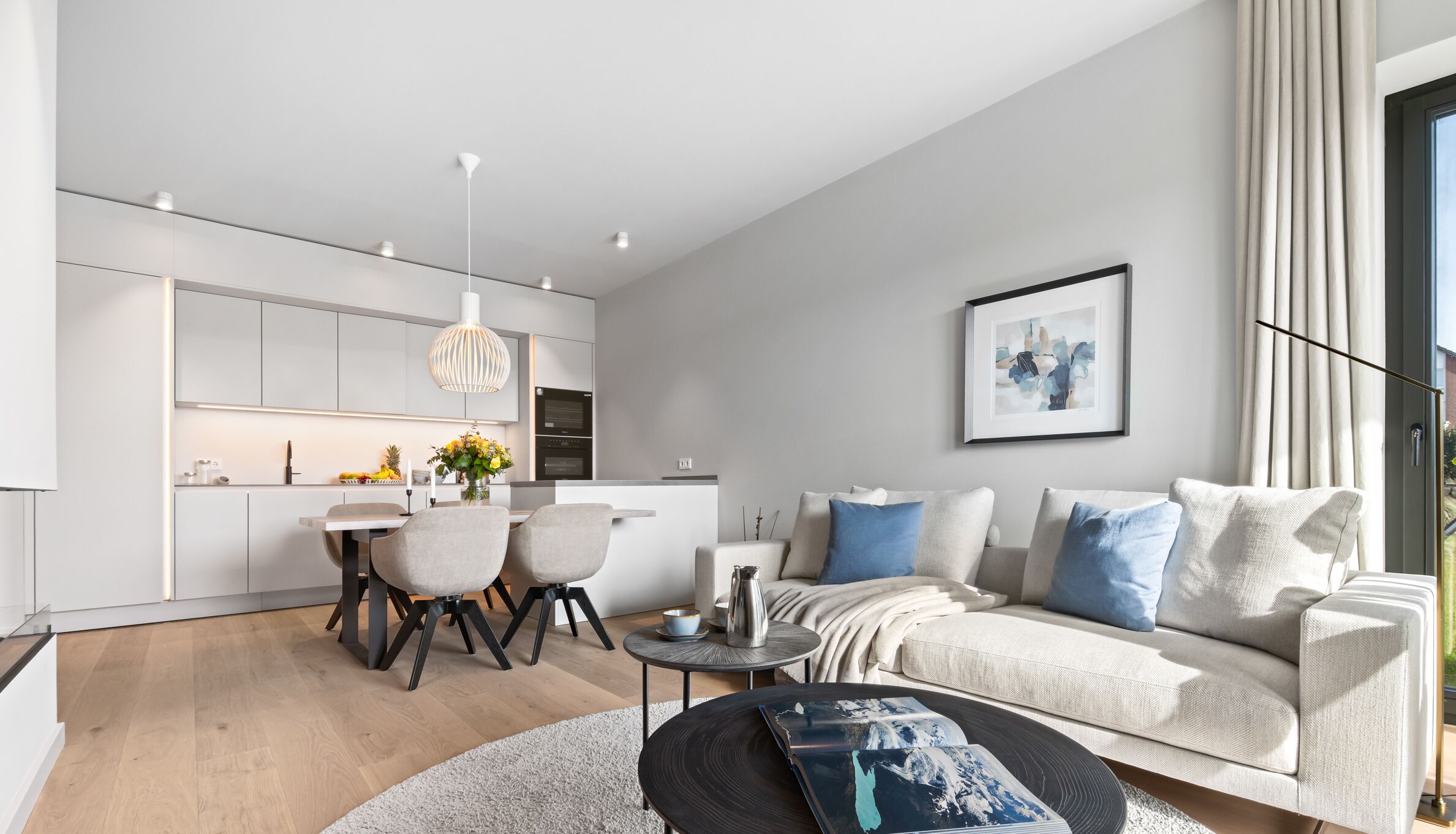 Een televisie, een open haard en een stereo