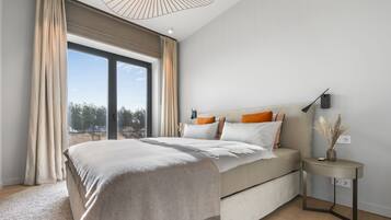 2 bedrooms, travel crib, free WiFi, bed sheets