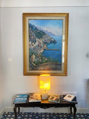 Télévision à écran plat de 32 pouces avec chaînes par satellite