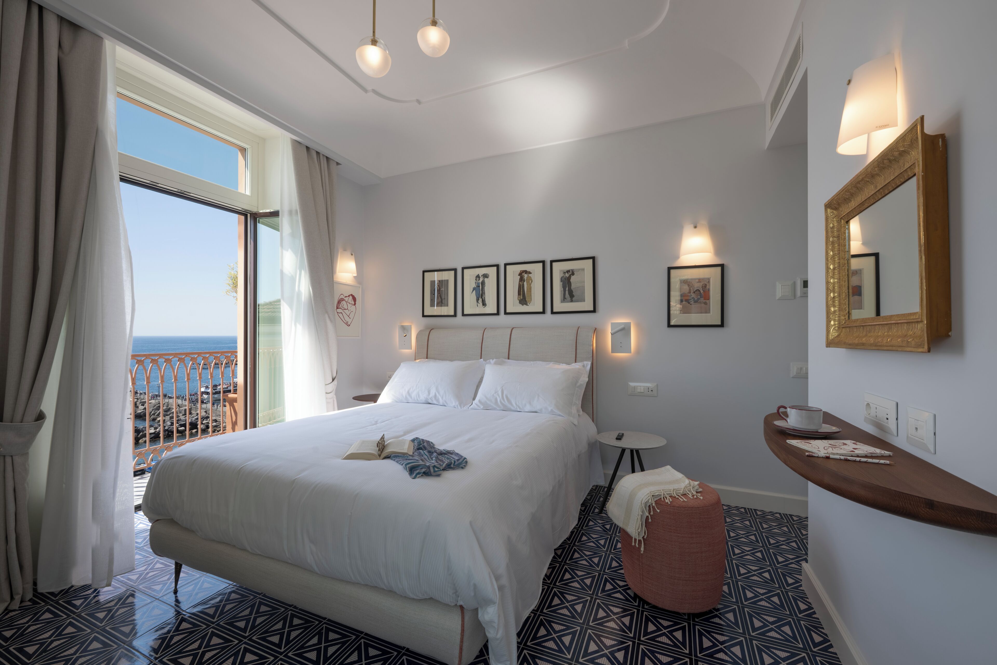 Camera Deluxe, balcone, vista mare | Una cassaforte in camera, insonorizzazione, Wi-Fi gratuito, lenzuola