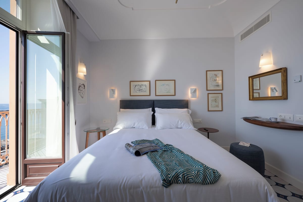 Deluxe kamer, 1 twee- of 2 eenpersoonsbedden, balkon | Een kluis op de kamer, geluiddichte muren, gratis wifi