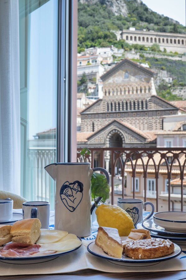 Télévision à écran plat de 32 pouces avec chaînes par satellite