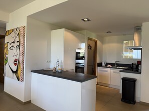 Een koelkast, een microgolfoven, een oven, een vaatwasser