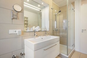 Douche, sèche-cheveux, serviettes fournies
