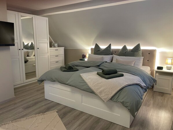 1 Schlafzimmer, Schreibtisch, Bügeleisen/Bügelbrett, Reisekinderbett