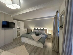 1 chambre, bureau, fer et planche à repasser, lit de bébé portatif