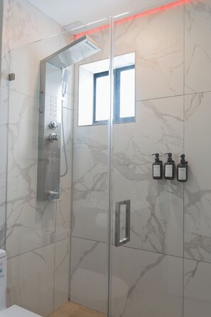 Dusche, Haartrockner, Handtücher, Seife